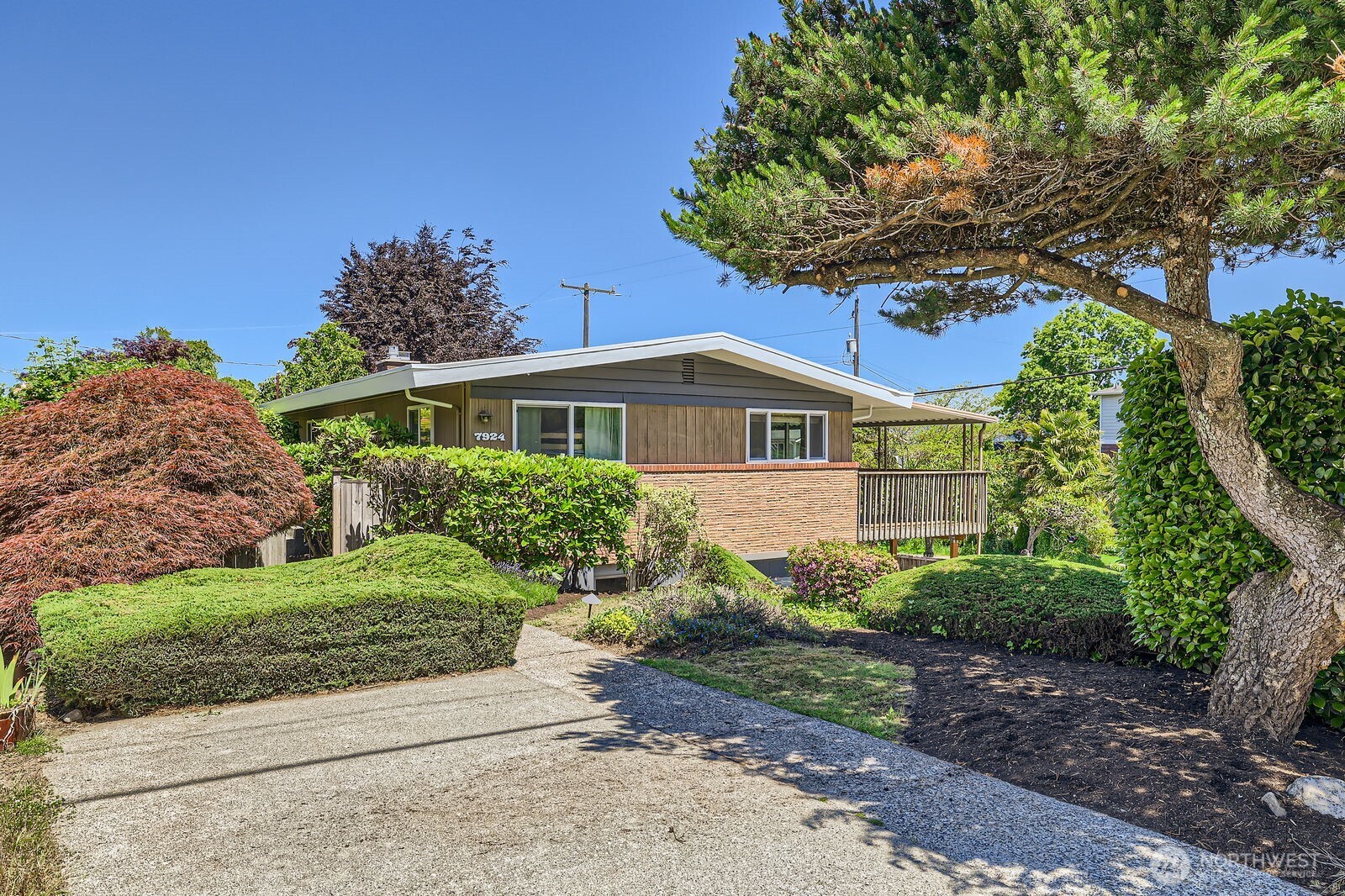 7924 South 112th Street Seattle, WA 98178 - Photo 20 of 40 a front view of a house with garden