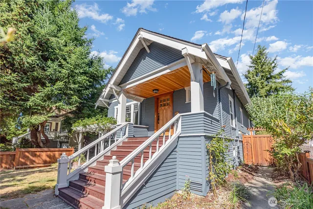 a view of an house with backyard and deck
