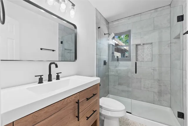 a view of a livingroom with a window and a ceiling fan