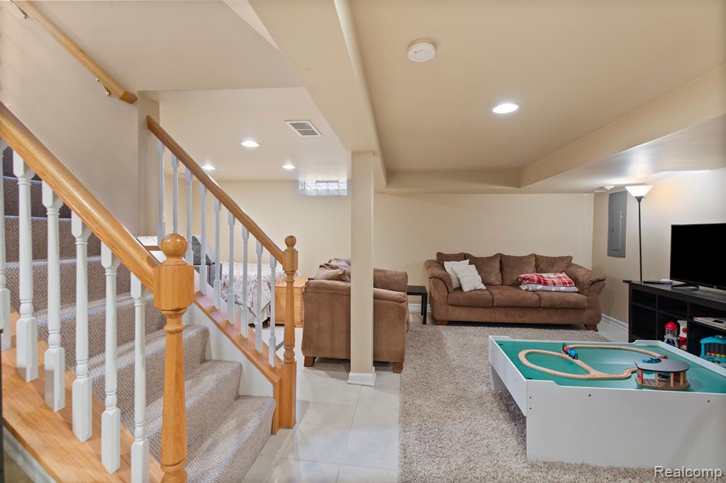 1395 Roslyn Road Grosse Pointe Woods, MI 48236 - Photo 29 of 43