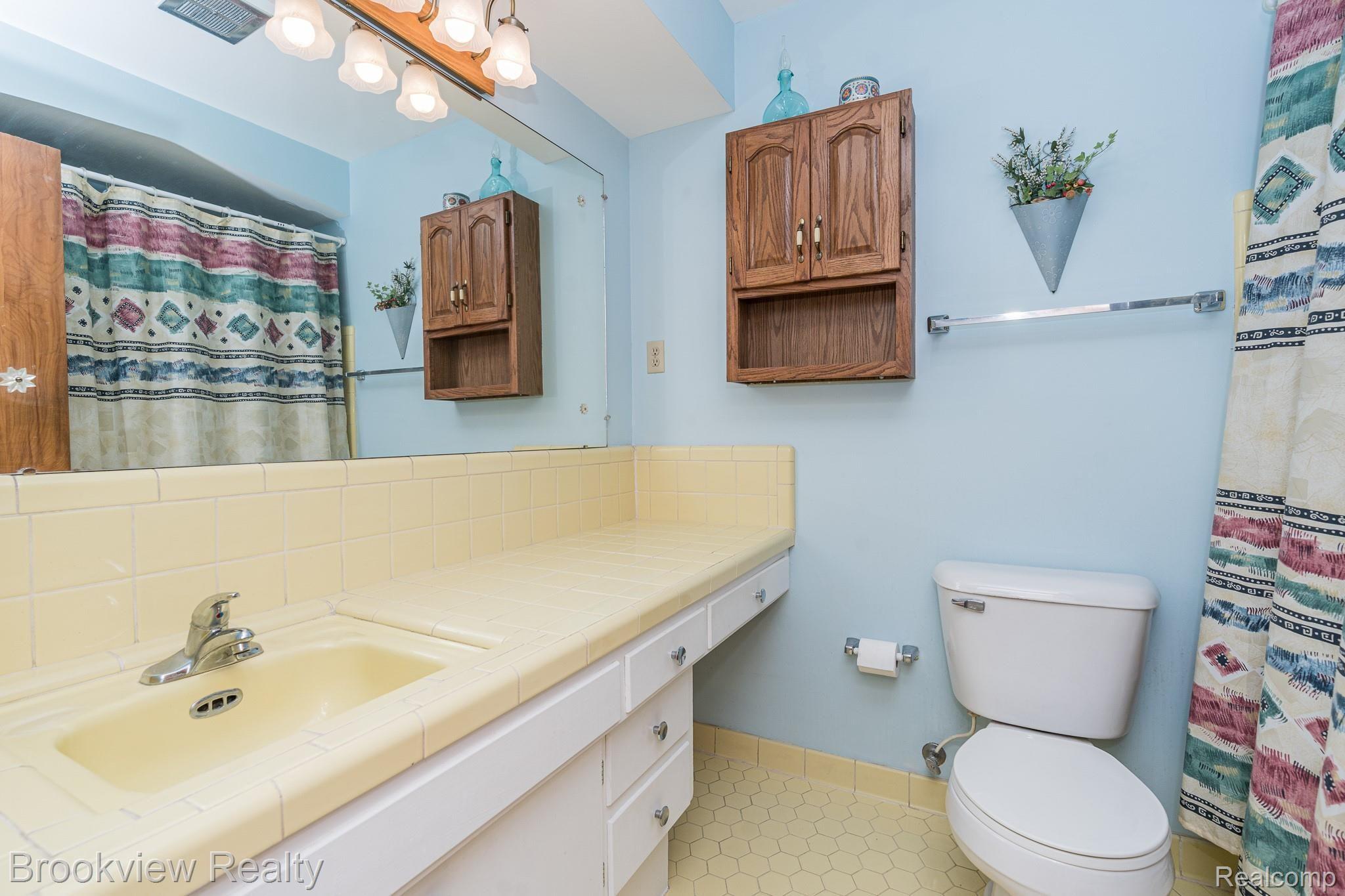 290 Donegal Drive Rochester, MI 48309 - Photo 18 of 33 290 Donegal MLS-W011.jpg