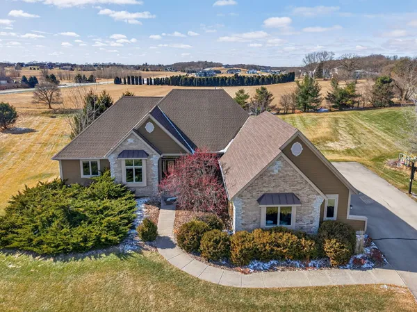 $1,050,000 | N60W27257 Trappers Run, Merton, WI 53089