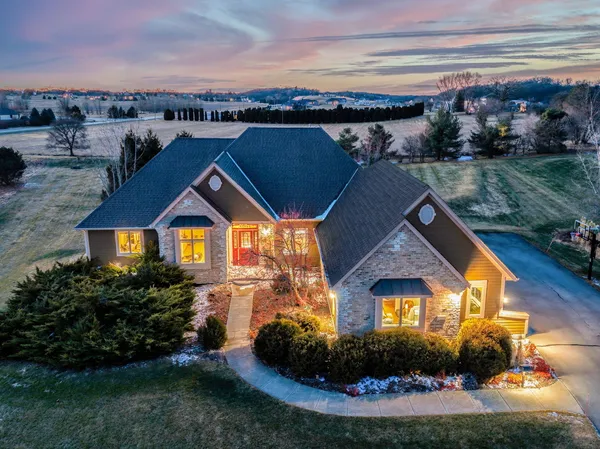 $999,000 | N60W27257 Trappers Run, Merton, WI 53089