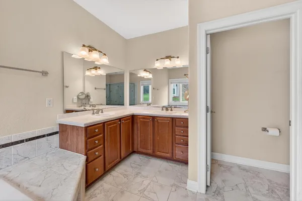 $999,000 | N60W27257 Trappers Run, Merton, WI 53089