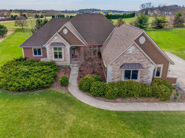 $999,000 | N60W27257 Trappers Run, Merton, WI 53089