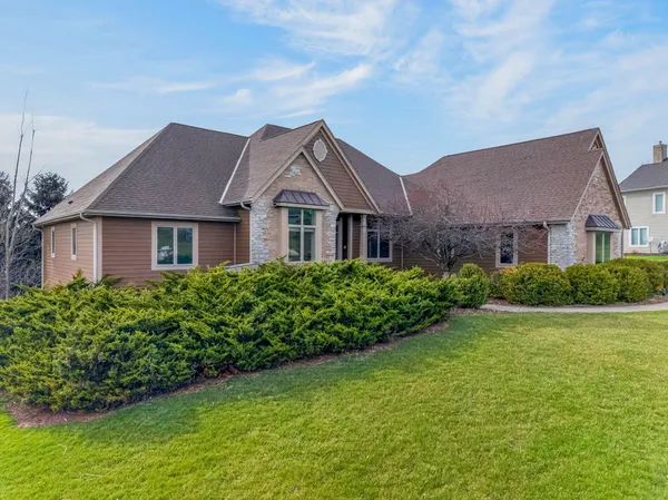 $999,000 | N60W27257 Trappers Run, Merton, WI 53089