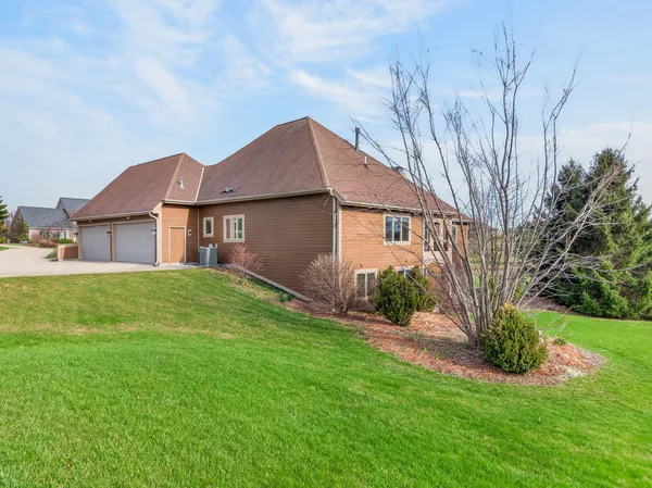 $999,000 | N60W27257 Trappers Run, Merton, WI 53089