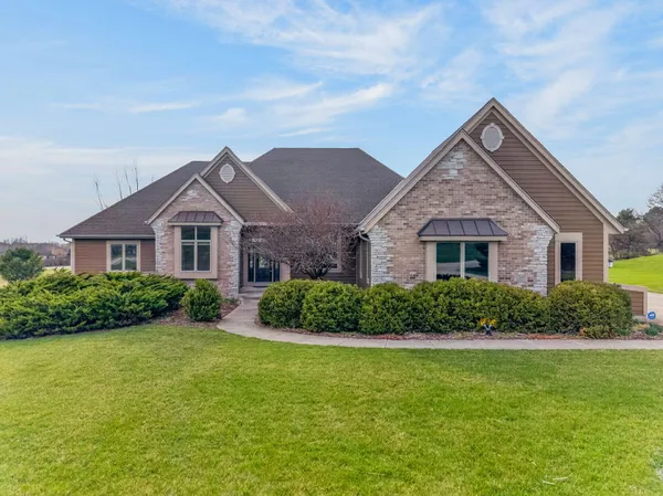 $999,000 | N60W27257 Trappers Run, Merton, WI 53089