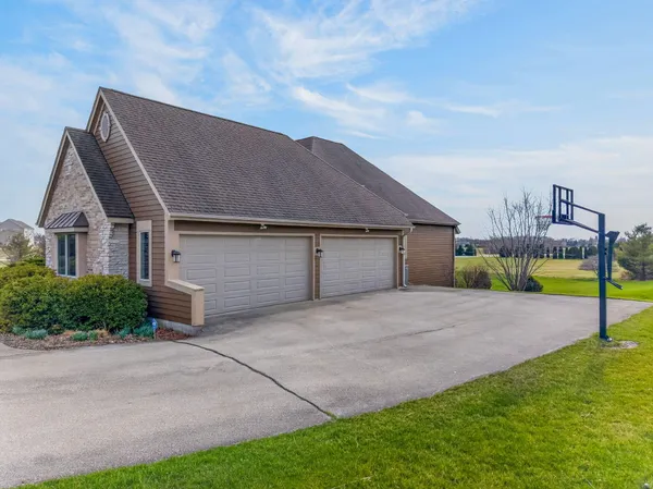 $999,000 | N60W27257 Trappers Run, Merton, WI 53089