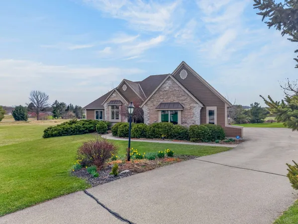 $999,000 | N60W27257 Trappers Run, Merton, WI 53089