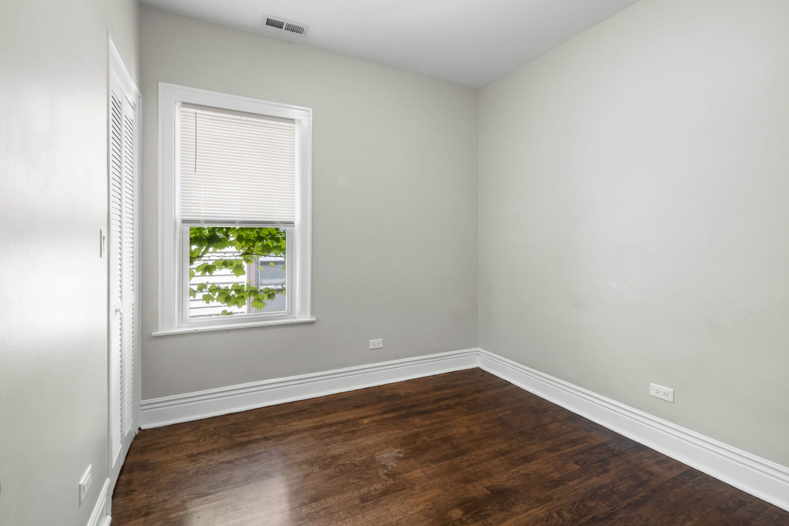 8548 South Exchange Avenue Chicago, IL 60617 - Photo 15 of 32 an empty room with window