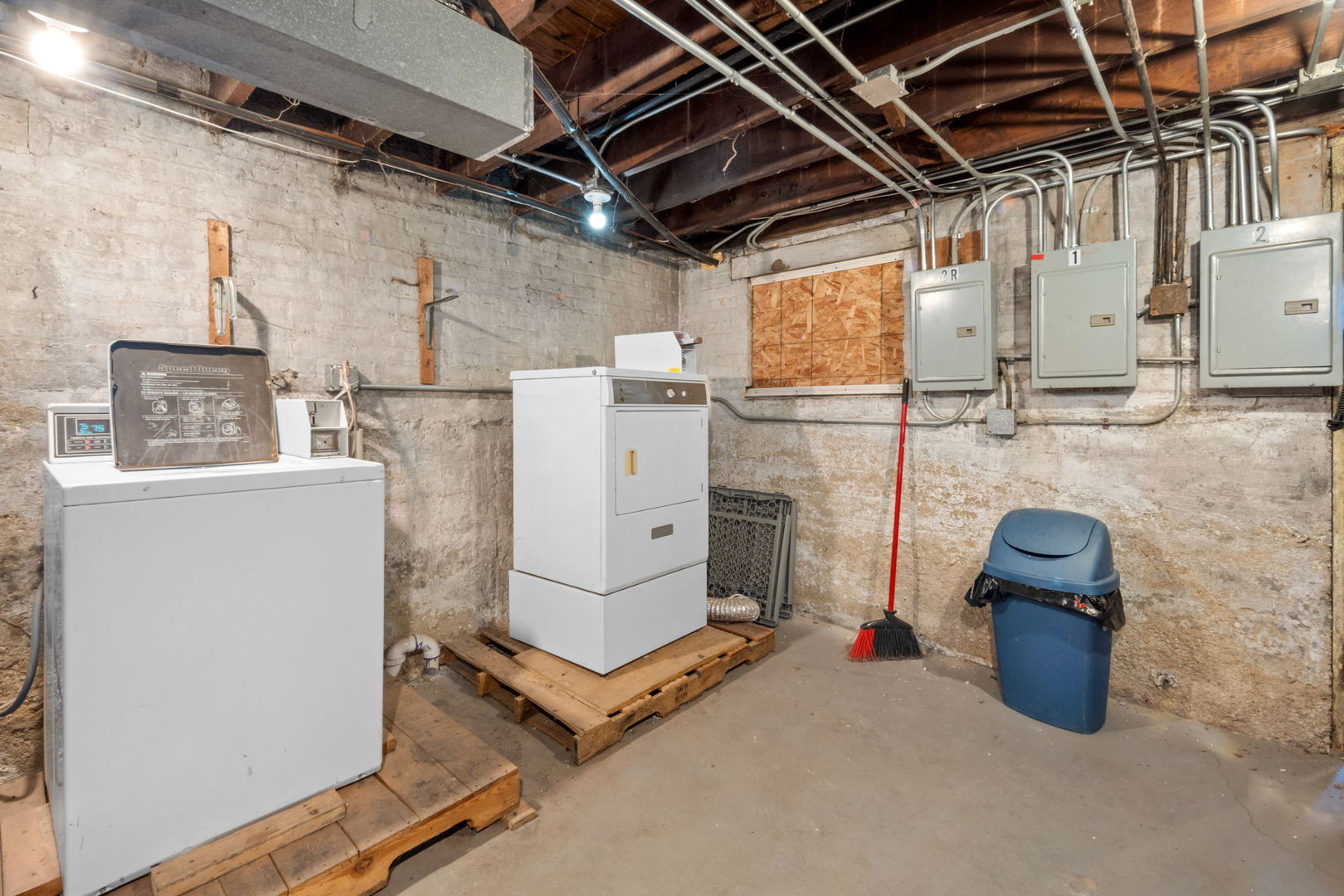 8548 South Exchange Avenue Chicago, IL 60617 - Photo 26 of 32 a utility room with dryer and washer