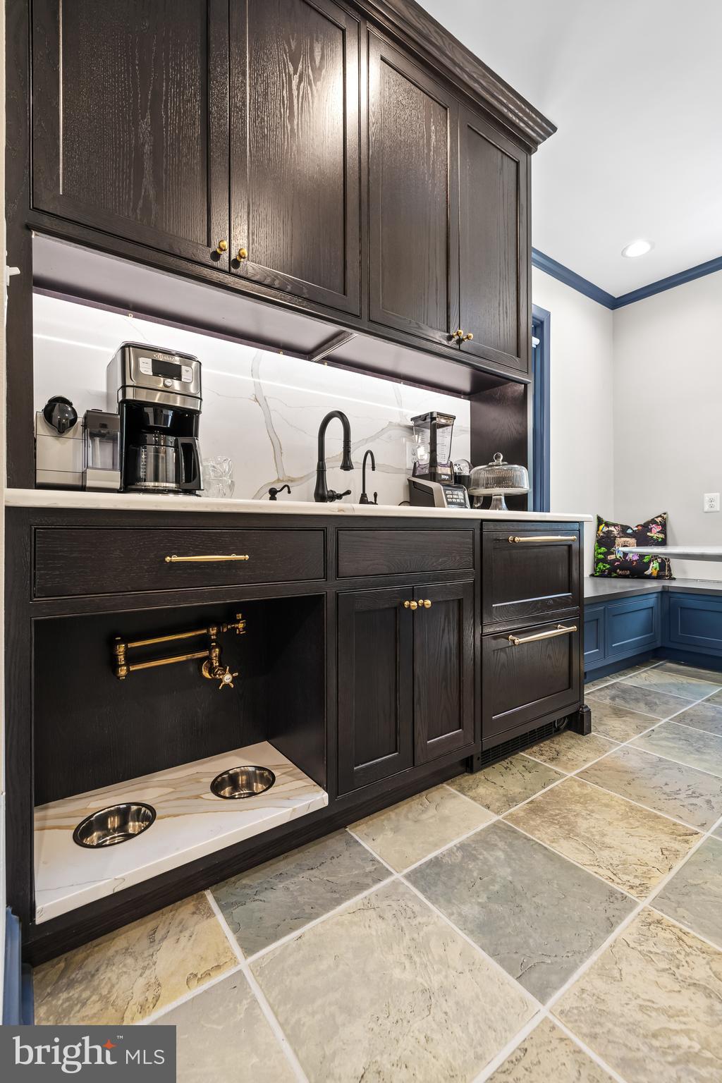 209 East Highfield Road Baltimore, MD 21218 - Photo 23 of 62 Wet Bar with Pet Station