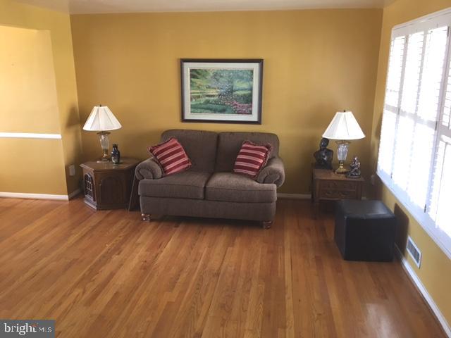 5235 Fredcrest Road Baltimore, MD 21229 - Photo 3 of 12 Living Room
