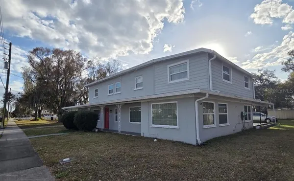 a view of a house with a yard