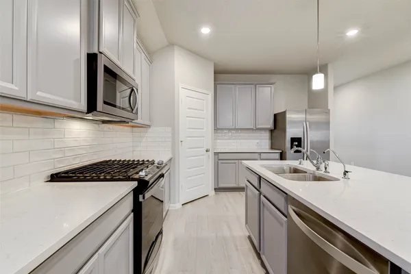 $2,295 | 12902 Royal Ann Way, Tomball, TX 77375