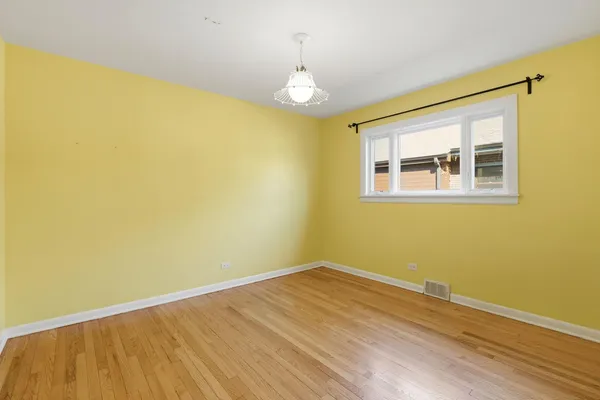 $3,200 | 556 Barton Avenue, Unit 2, Evanston, IL 60202