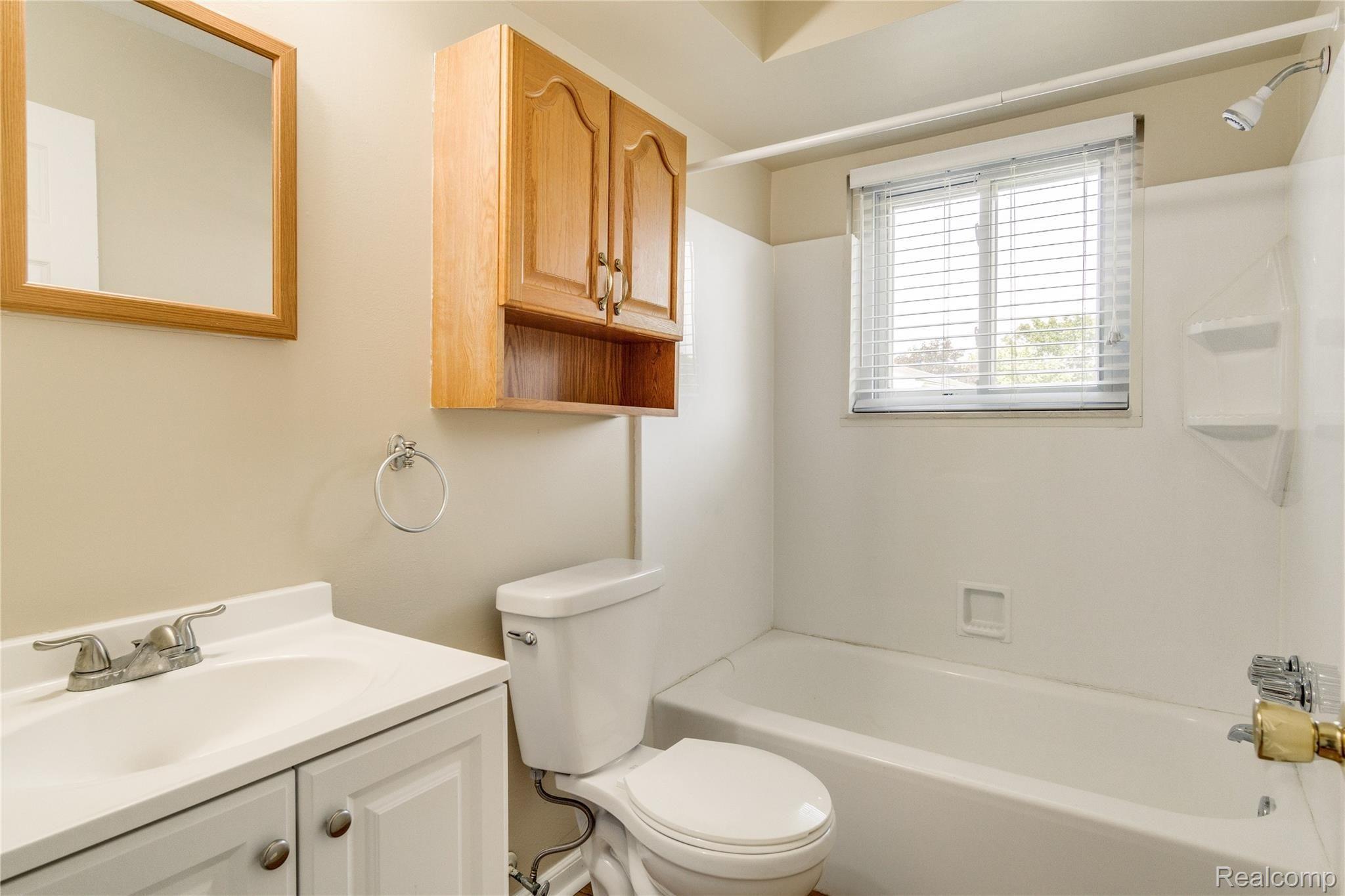 3476 Cone Avenue Rochester, MI 48309 - Photo 20 of 53 Interiors (15 of 41).jpg