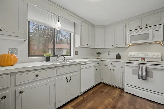 $290,000 | 11 Essex Green Court, Merrimack, NH 03054