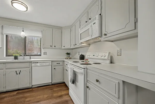 $290,000 | 11 Essex Green Court, Merrimack, NH 03054