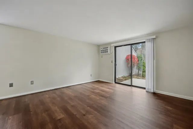 $290,000 | 11 Essex Green Court, Merrimack, NH 03054