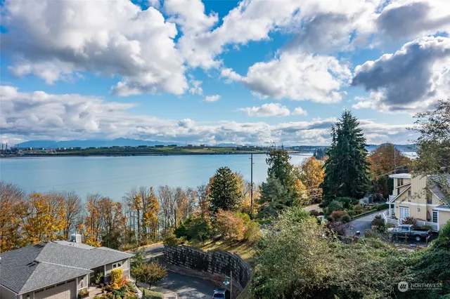 an aerial view of a house with outdoor space and lake view