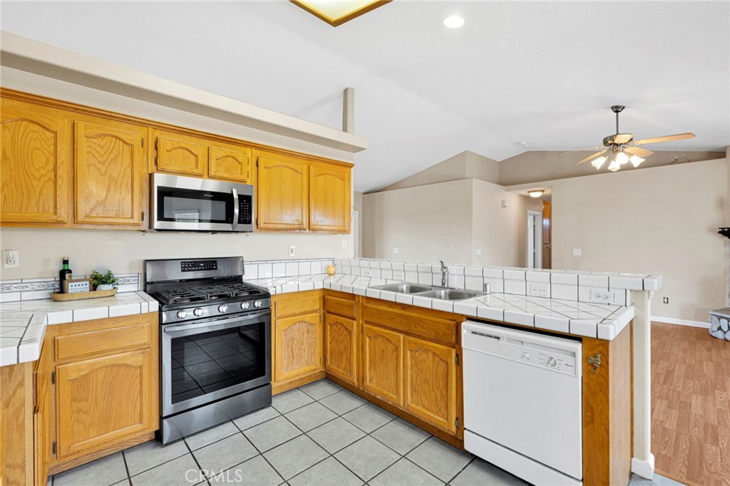 6271 Smoke Tree Road Phelan, CA 92371 - Photo 7 of 28