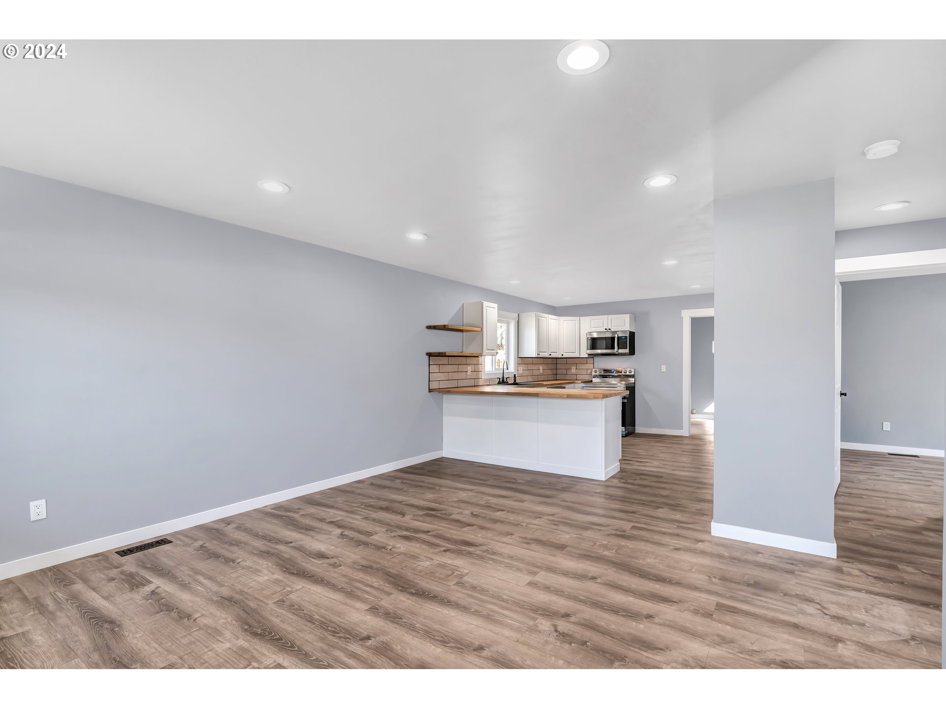6704 Southeast 77th Avenue Portland, OR 97206 - Photo 7 of 24