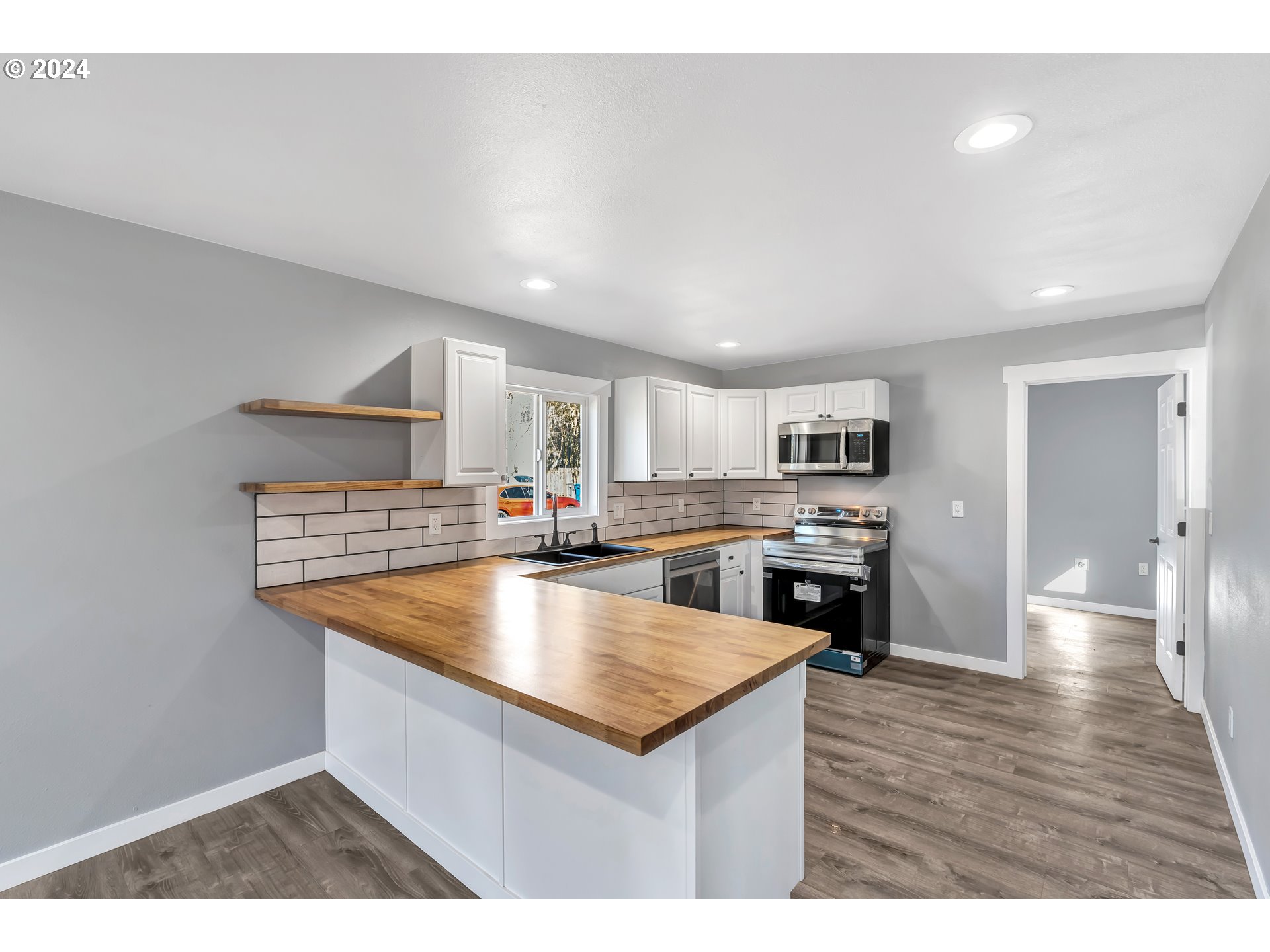 6704 Southeast 77th Avenue Portland, OR 97206 - Photo 8 of 24