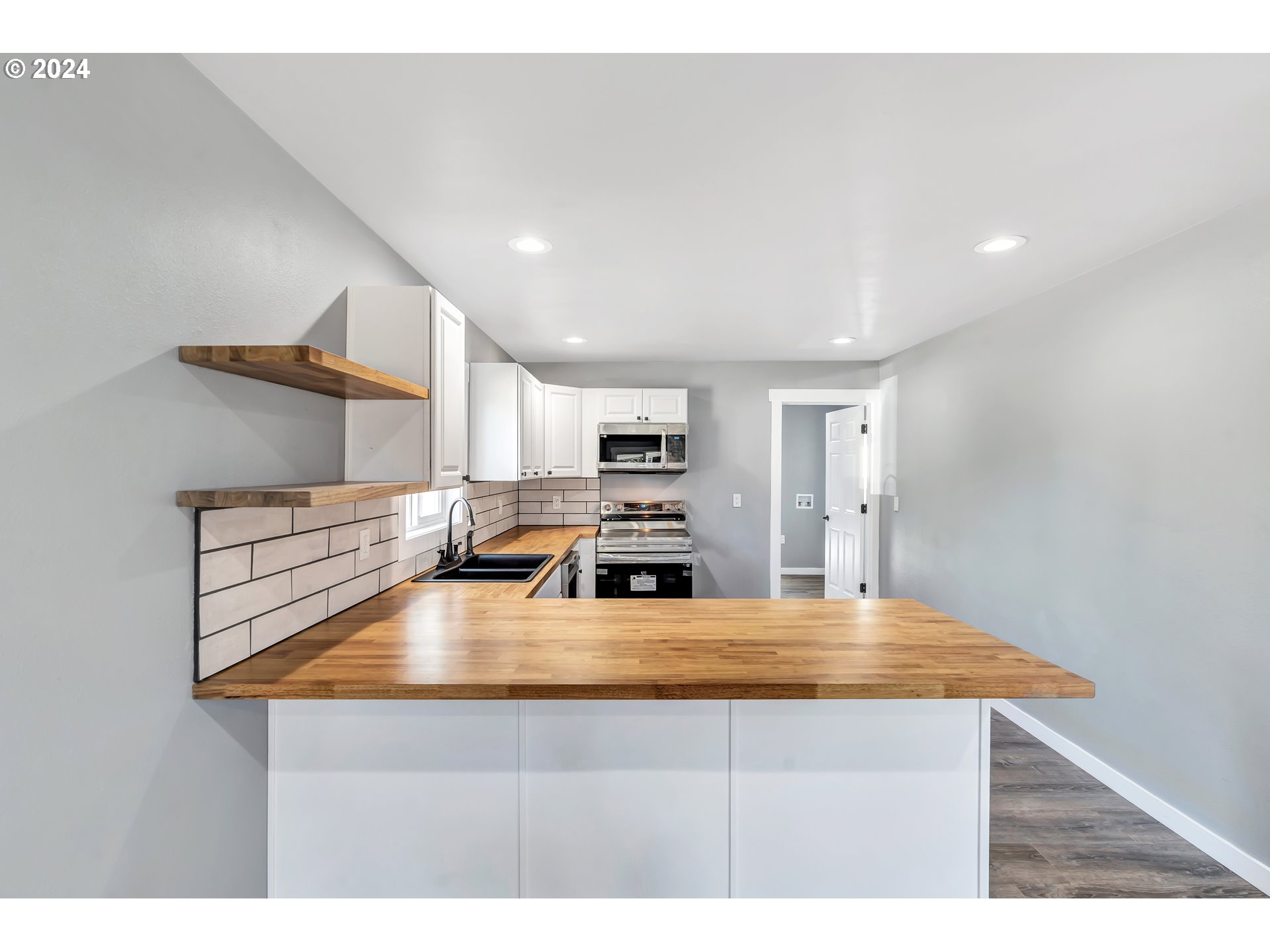 6704 Southeast 77th Avenue Portland, OR 97206 - Photo 9 of 24