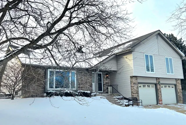 $529,999 | 2842 Coventry Lane, Waukesha, WI 53188