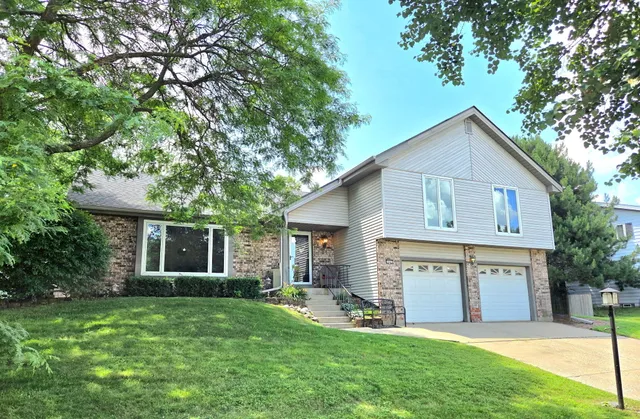 $529,999 | 2842 Coventry Lane, Waukesha, WI 53188
