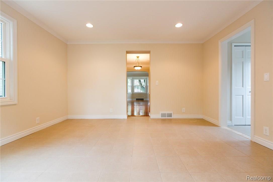 1386 Roslyn Road Grosse Pointe, MI 48236 - Photo 11 of 23 Family Room