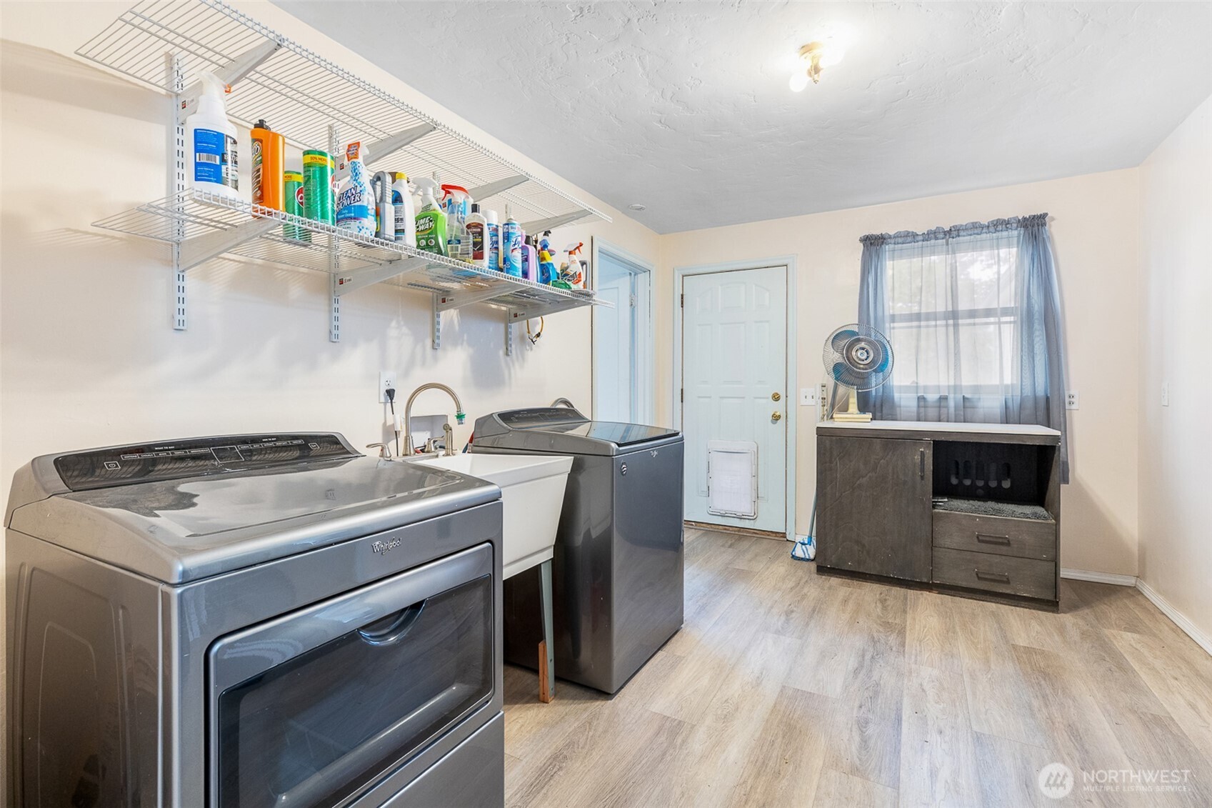 32105 South Finley Road Kennewick, WA 99337 - Photo 17 of 34 a kitchen with a stove and a refrigerator