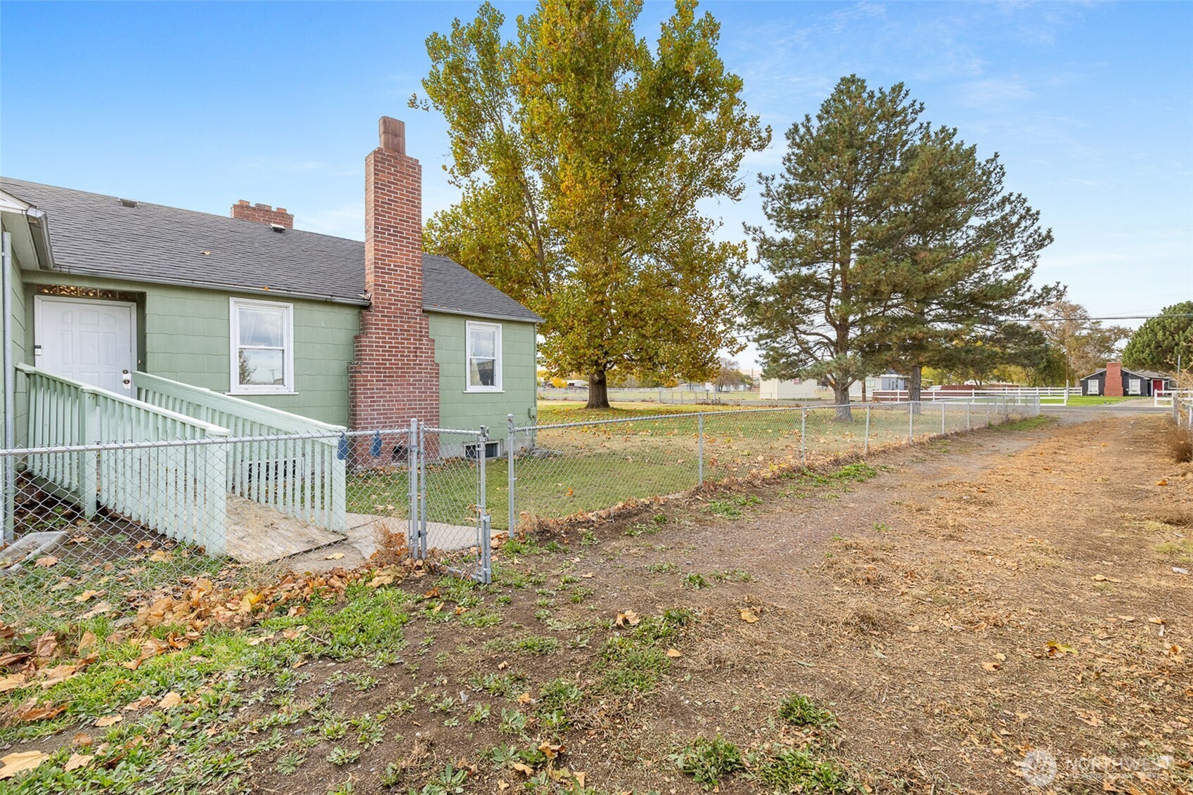 32105 South Finley Road Kennewick, WA 99337 - Photo 31 of 34 a backyard of a house with lots of green space