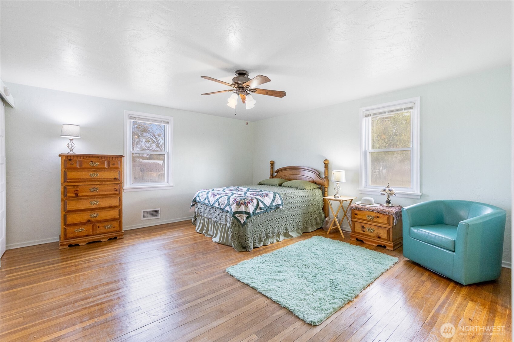 32105 South Finley Road Kennewick, WA 99337 - Photo 10 of 34 a bedroom with furniture and a window