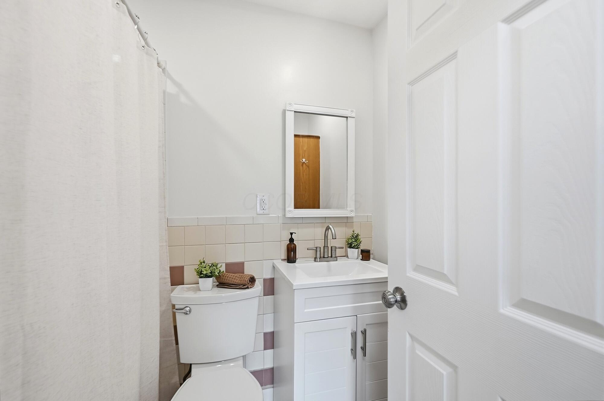 5474 Inlet Drive Columbus, OH 43232 - Photo 9 of 21 Bathroom
