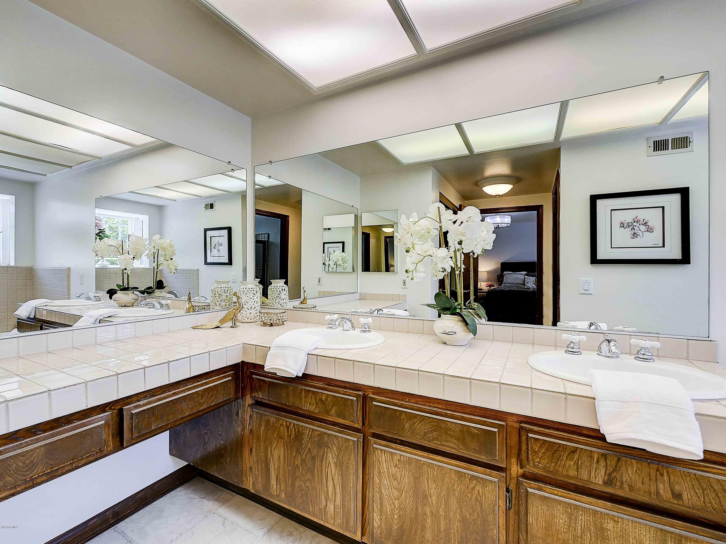 425 Valley Gate Road Simi Valley, CA 93065 - Photo 27 of 45 425 Valley Gate Road Simi Valley-24