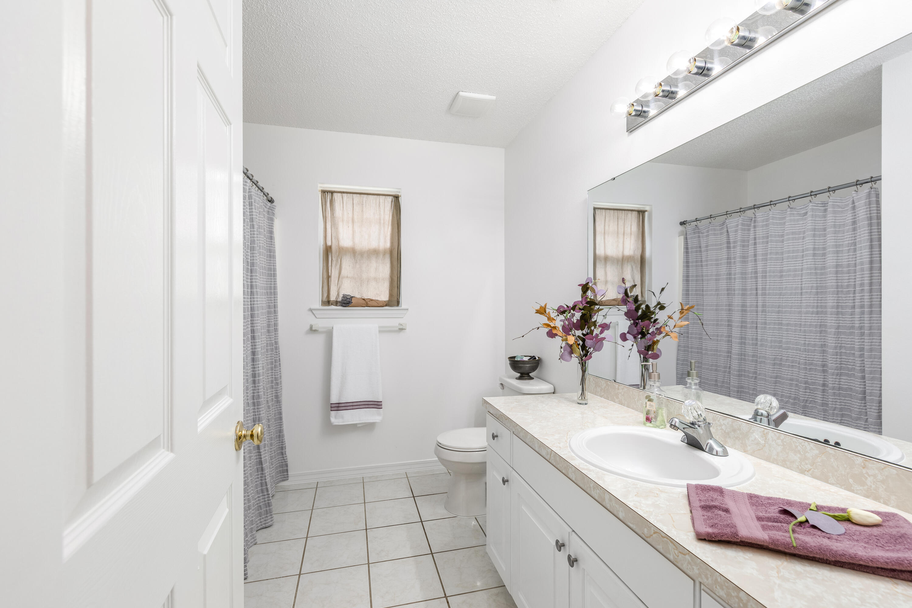 50 Snook Road Mary Esther, FL 32569 - Photo 8 of 21 Hall Bathroom