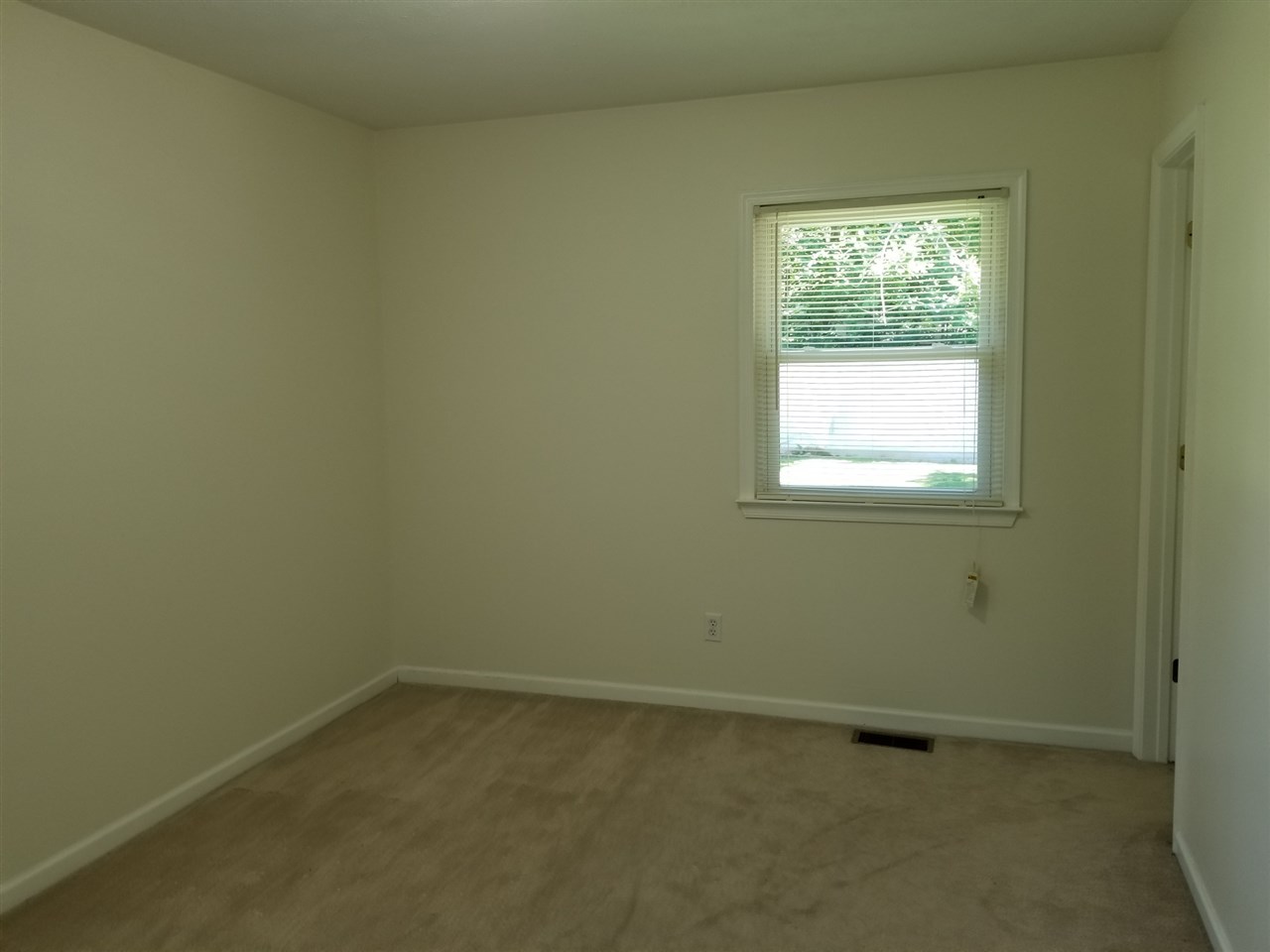 8150 Briery Branch Road Dayton, VA 22821 - Photo 25 of 30 Carpet