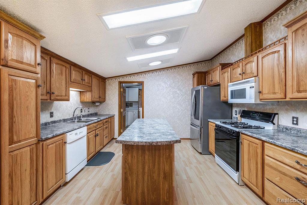 4486 Lapeer Road Burton, MI 48509 - Photo 7 of 31 Gallery Image 7