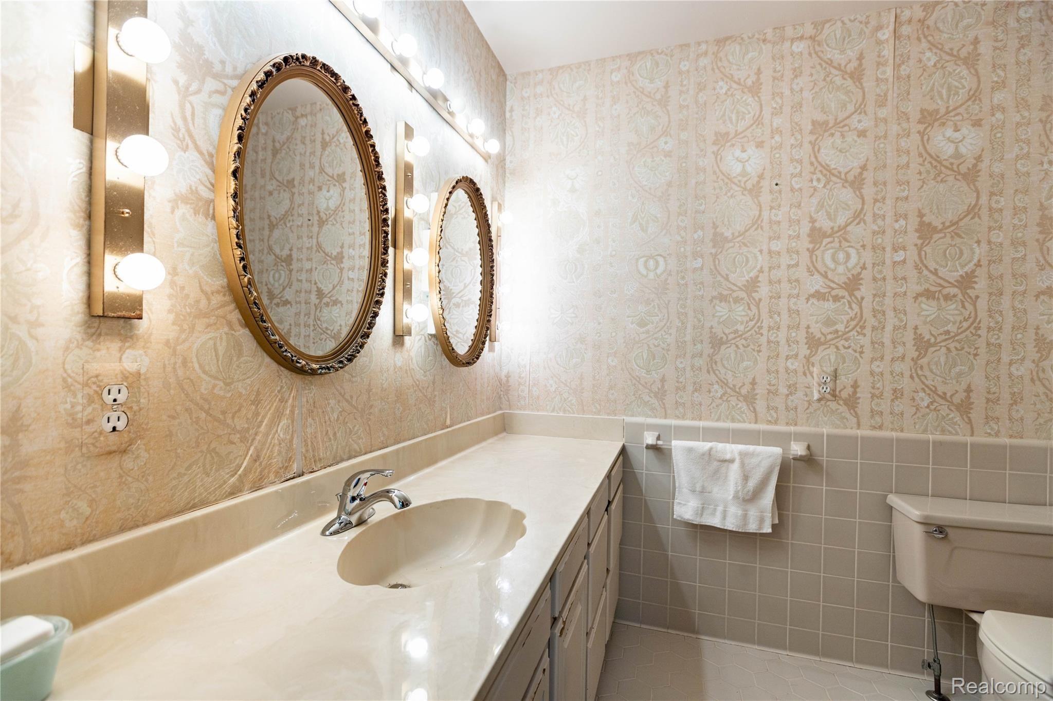 25728 Meridian Road Grosse Ile, MI 48138 - Photo 25 of 49 Master Suite Private Bath #1