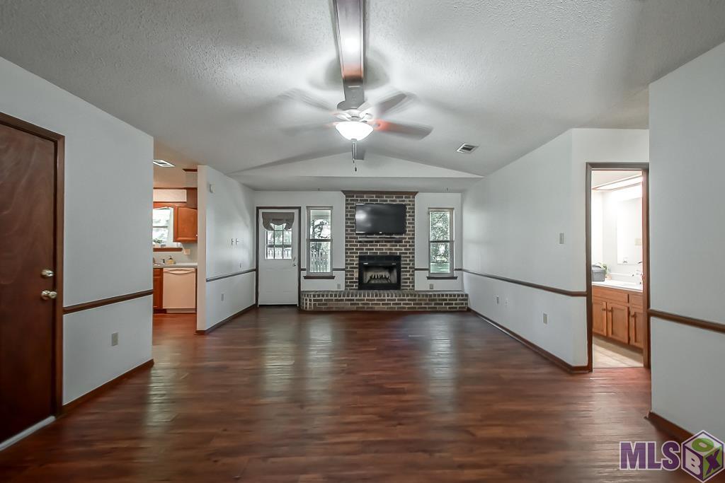 11337 Brunswick Avenue Baton Rouge, LA 70817 - Photo 3 of 20 Living - Dining Room