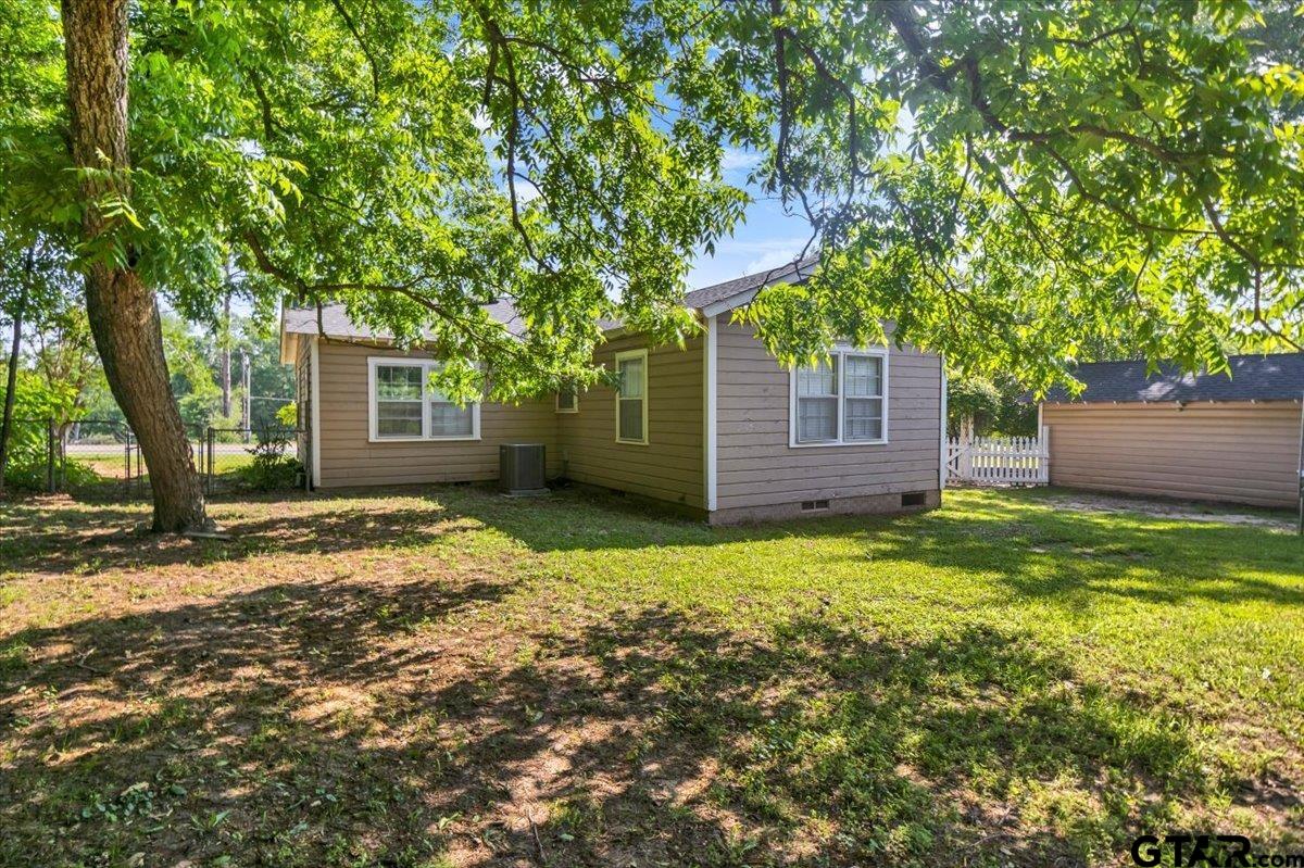 13926 State Highway 64 Tyler, TX 75707 - Photo 34 of 34 front view of a house with a yard