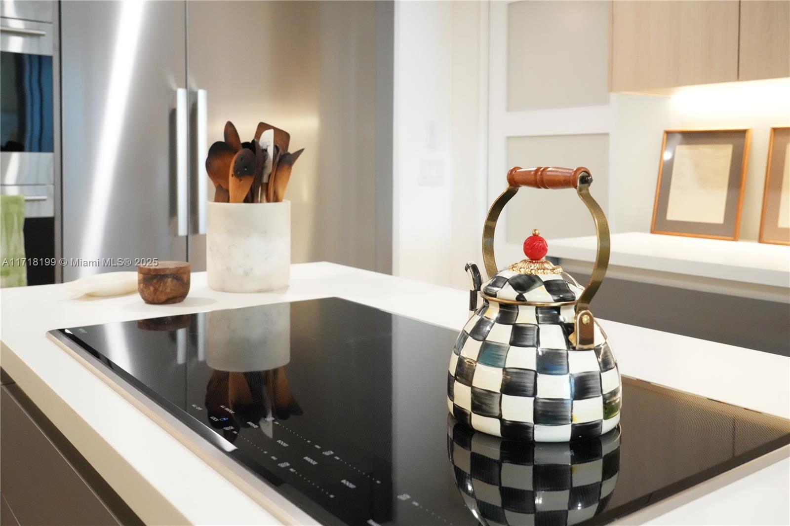 765 Crandon Boulevard, Unit 510 Key Biscayne, FL 33149 - Photo 9 of 28 a vase of flowers sitting on a table