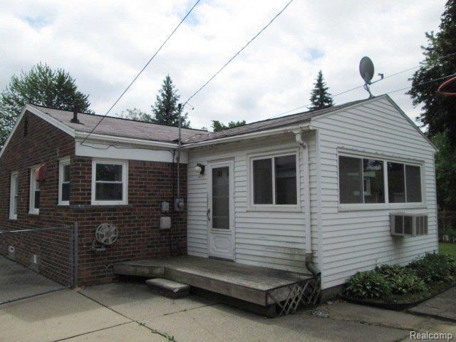 9341 Merriman Road Livonia, MI 48150 - Photo 6 of 17 261-962031-back3.JPG