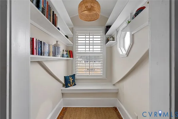 a view of entryway with a front door