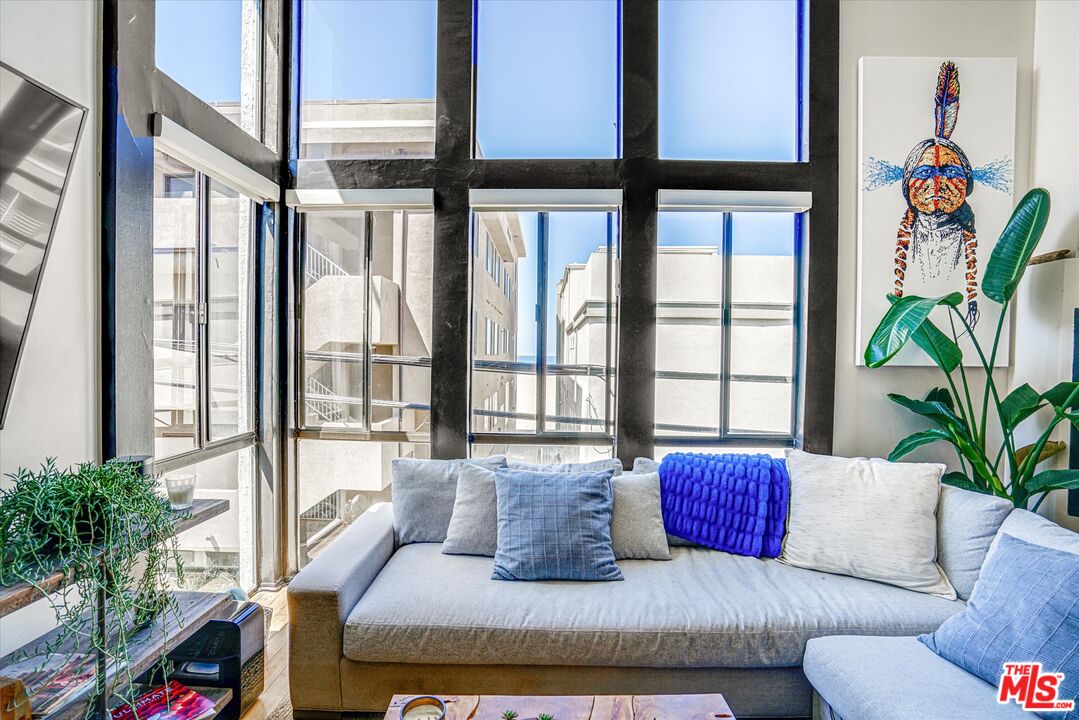 14 Mast Street Marina del Rey, CA 90292 - Photo 13 of 56 a living room with furniture and a potted plant