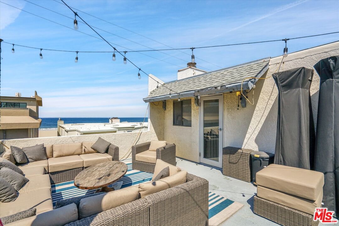 14 Mast Street Marina del Rey, CA 90292 - Photo 20 of 56 a living room with furniture and a window