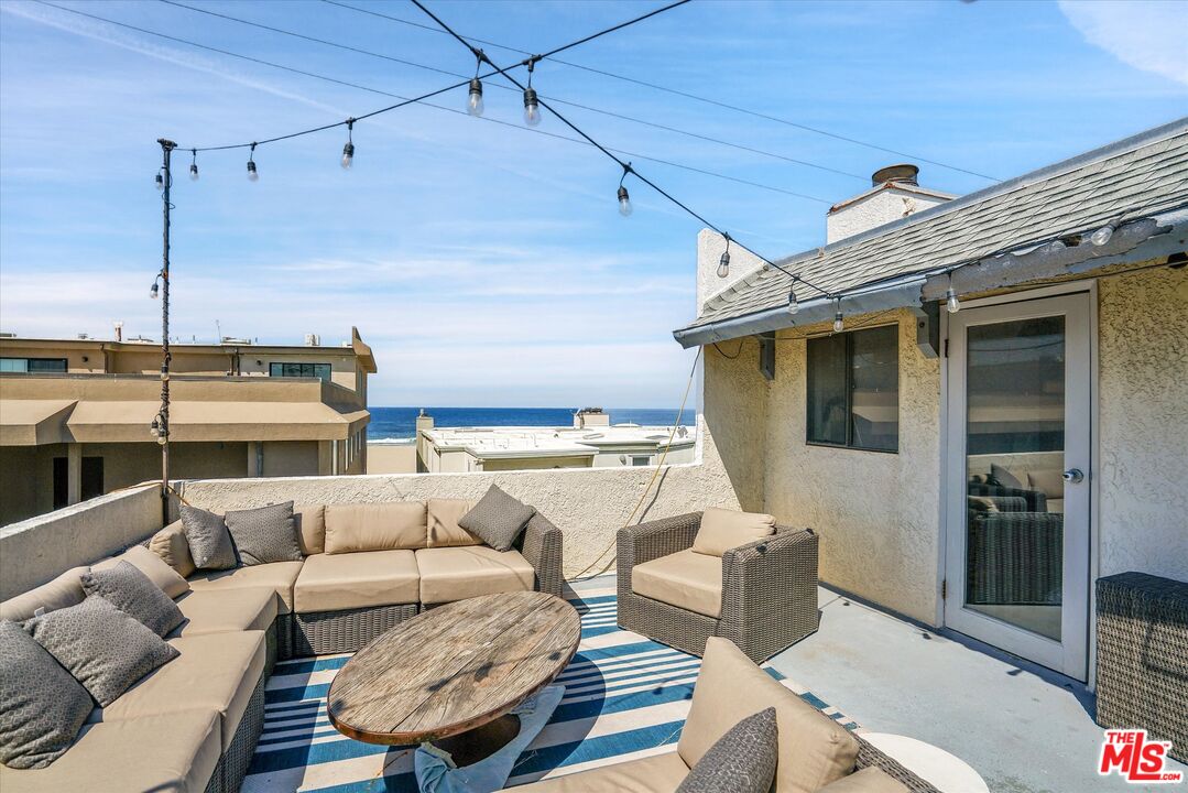 14 Mast Street Marina del Rey, CA 90292 - Photo 2 of 56 a view of a livingroom with furniture and breakfast area